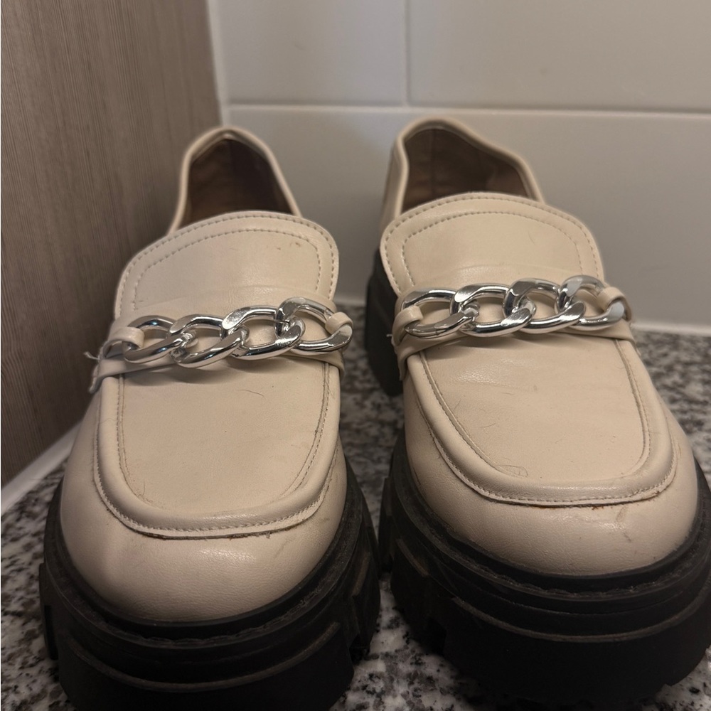 No Boundaries Off-White Loafers with Silver Chain